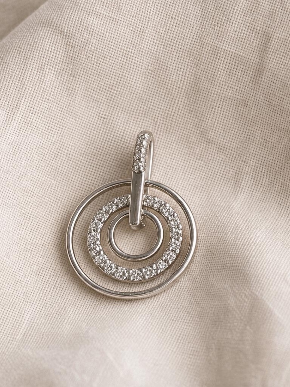 10K White Gold Diamond Triple Circle Pendant – 1.5g – Modern Geometric Design